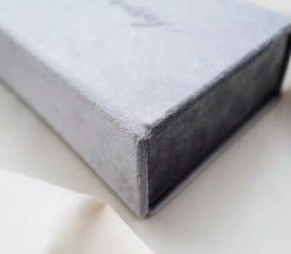 Boîte magnétique CMYK d'emballage de bijoux de velours gravant en refief avec le ruban