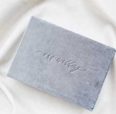 Boîte magnétique CMYK d'emballage de bijoux de velours gravant en refief avec le ruban