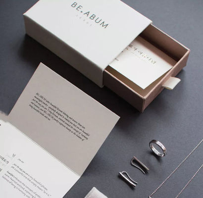 Boîte-cadeau de papier de vernis kraft de boîte d'emballage de bijoux d'anneau de Pantone